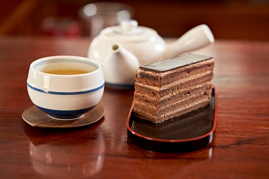 alta_sabor_mirai – Cha Verde Sentya, servido loucas originais do Japao (R$ 13), e bolo de chocolate (R$ 10). Foto Richard Cheles alta_sabor_mirai – Cha Verde Sentya, servido loucas originais do Japao (R$ 13), e bolo de chocolate (R$ 10). Foto Richard Cheles