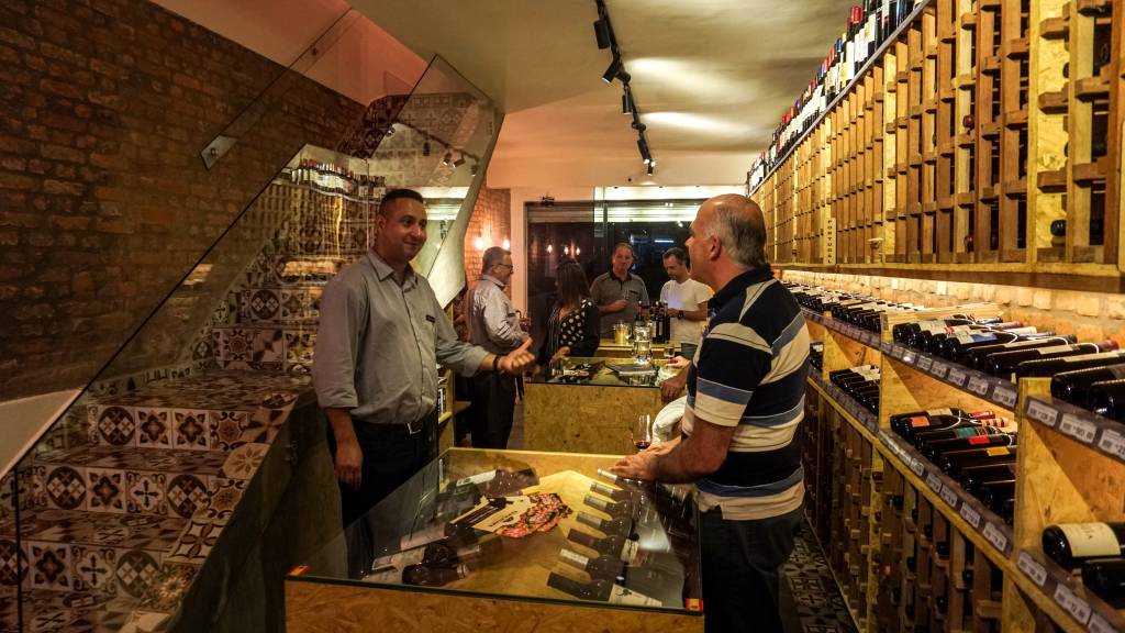 Solo Vino, wine bar com pinball e mesa de snooker, é aberto no Tatuapé