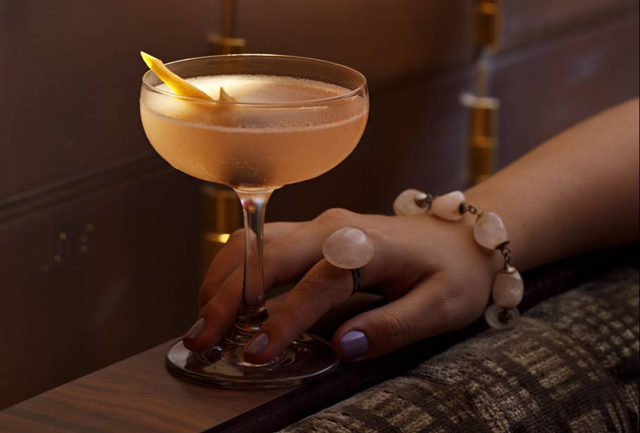 Hemingway daiquiri: o drinque cítrico leva rum, grapefruit, limão-taiti, marasquino e cereja amarena Hemingway daiquiri: o drinque cítrico leva rum, grapefruit, limão-taiti, marasquino e cereja amarena