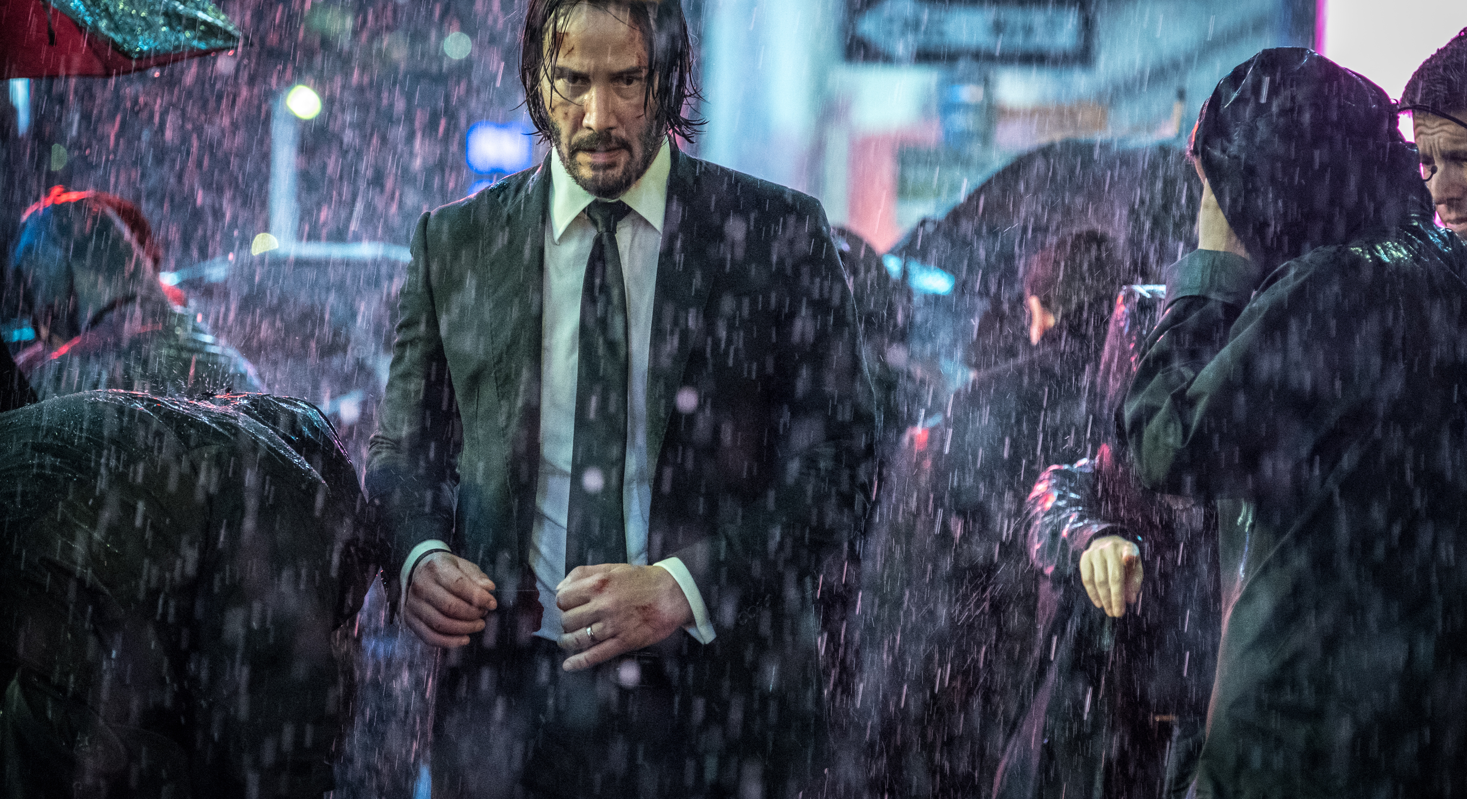 Homem de terno na chuva