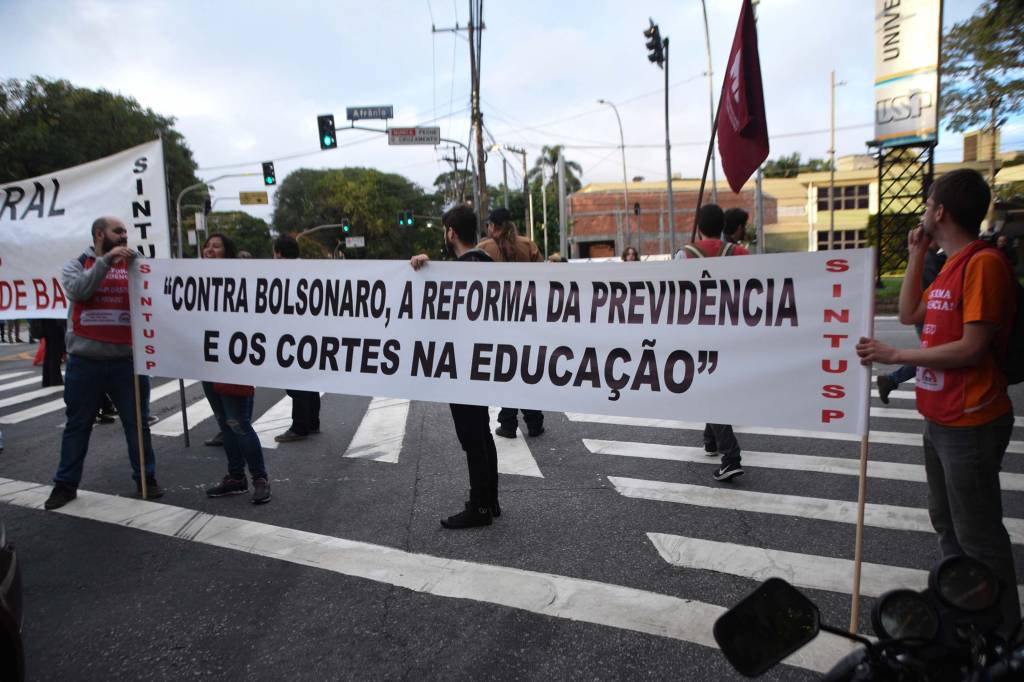 Protestos contra cortes na educação geram mobilização no Twitter