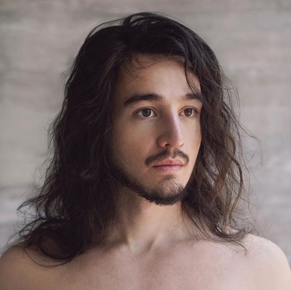 Tiago Iorc promete live em junho