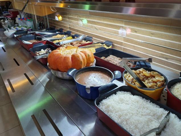 Bufê por quilo durante a semana: aparecem receitas brasileiras Bufê por quilo durante a semana: aparecem receitas brasileiras