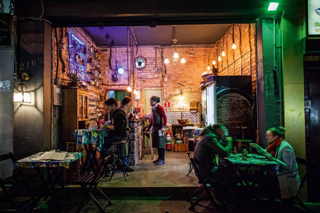 Concorrido, novo bar serve petiscos portugueses baratinhos; leia a crítica