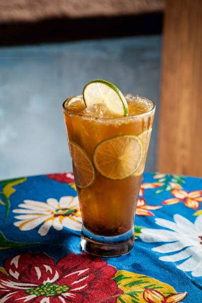 Caipirinha de limão com rapadura Caipirinha de limão com rapadura