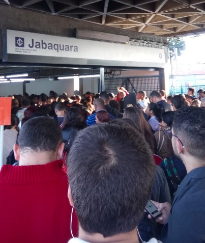 Falha na Linha 1-Azul provoca caos em estações do Metrô