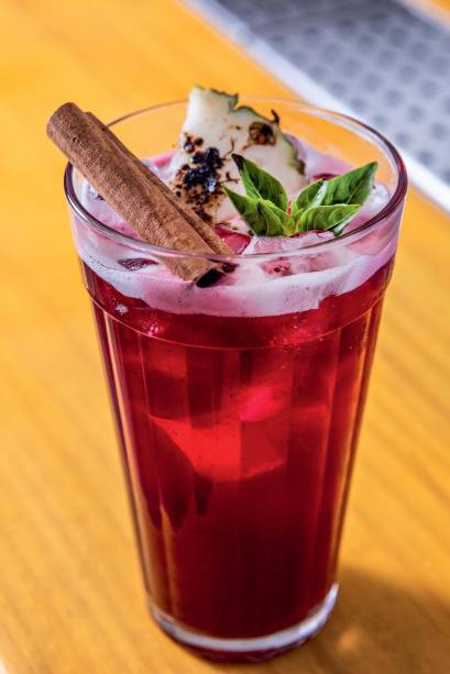 O carranca: drinque com tequila e chá de hibisco O carranca: drinque com tequila e chá de hibisco