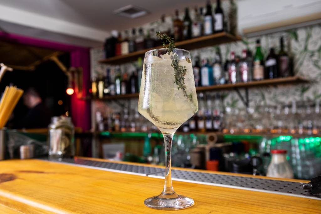 Praia Bar, de Talita Simões, serve drinques bons e baratos; leia a crítica