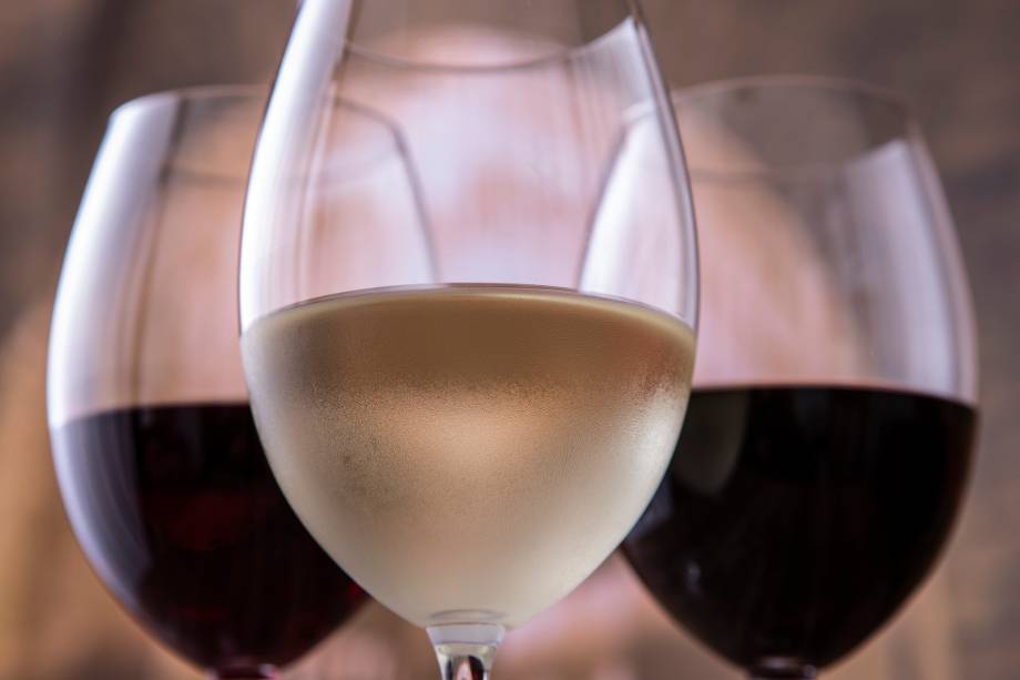 Vinhos: servidos em taça ou por garrafa Vinhos: servidos em taça ou por garrafa