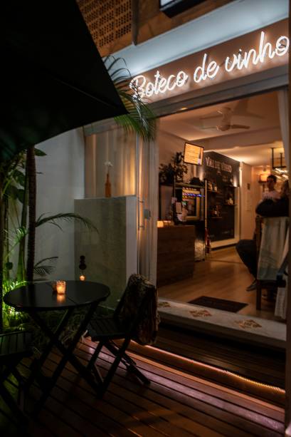 O pequeno wine bar: há um deque em frente O pequeno wine bar: há um deque em frente