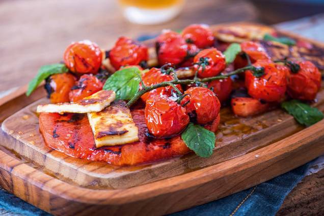 Karpoúzi: melancia, queijo haloumi, tomatinhos e hortelã Karpoúzi: melancia, queijo haloumi, tomatinhos e hortelã