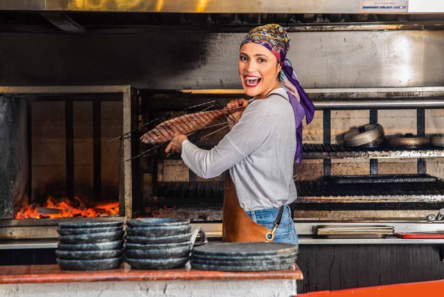 Mariana: pratos na brasa em primeiro plano Mariana: pratos na brasa em primeiro plano