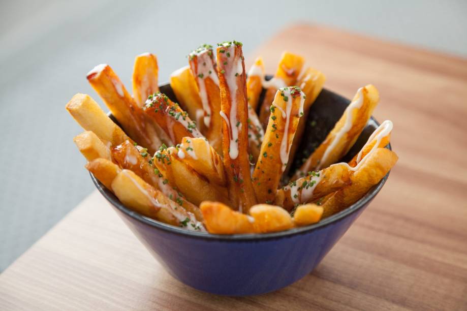 Batatas fritas: são cobertas por molho demi-glace mais mussarela Batatas fritas: são cobertas por molho demi-glace mais mussarela