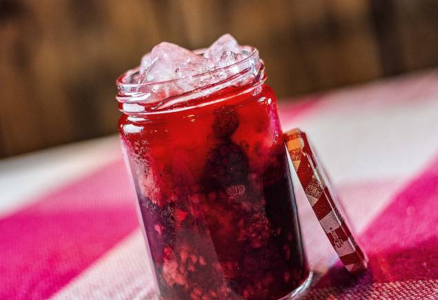Caipirinha de frutas vermelhas no potinho Caipirinha de frutas vermelhas no potinho