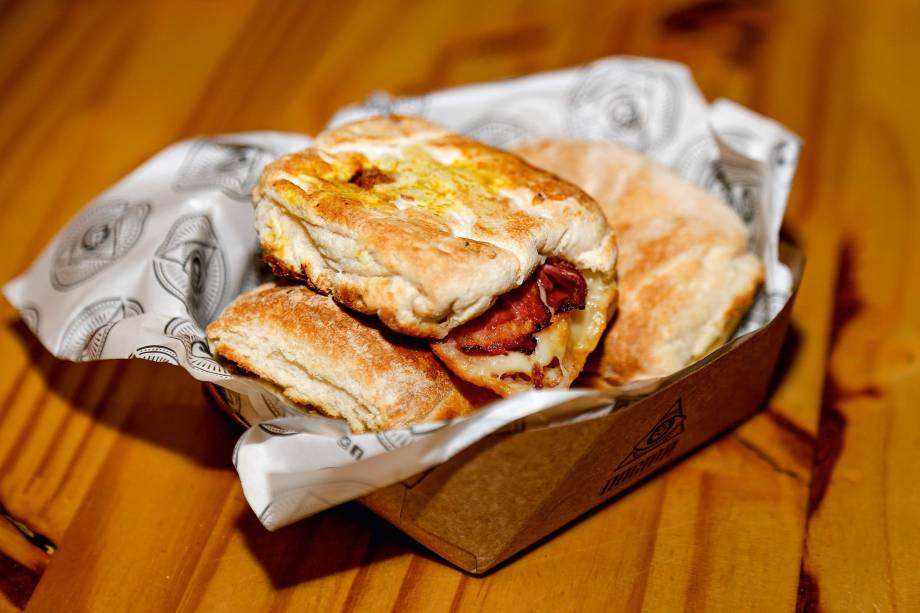 Minissanduíche de porco desfiado ao barbecue com cebola caramelada