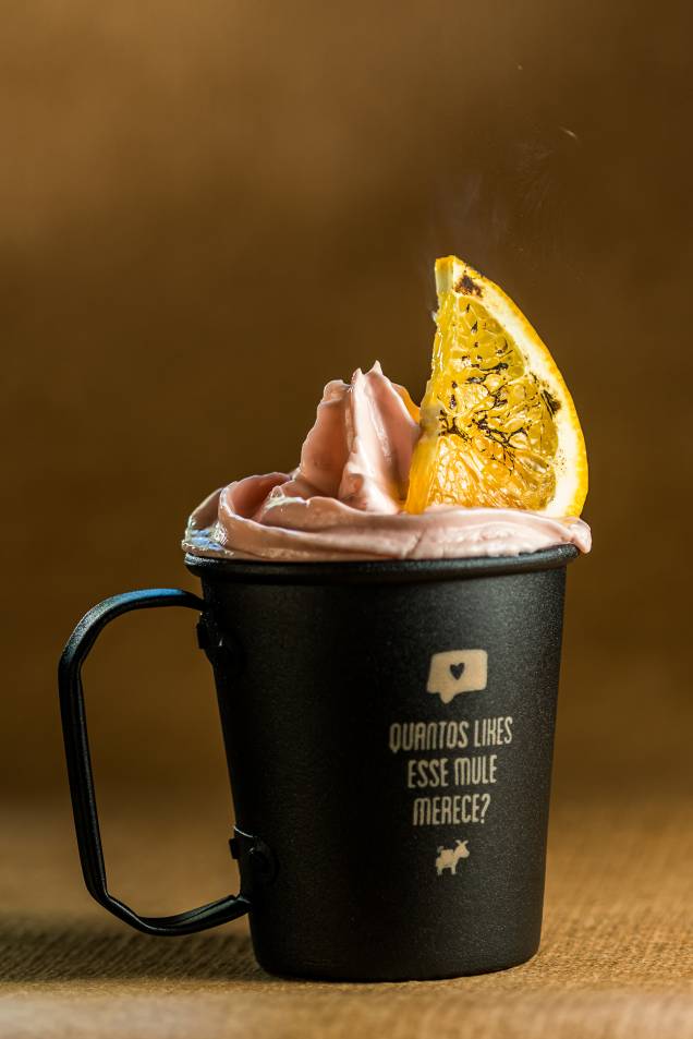 Mulegroni: leva vermute tinto, espuma de campari e laranja maçaricada, ingredientes do clássico negroni Mulegroni: leva vermute tinto, espuma de campari e laranja maçaricada, ingredientes do clássico negroni