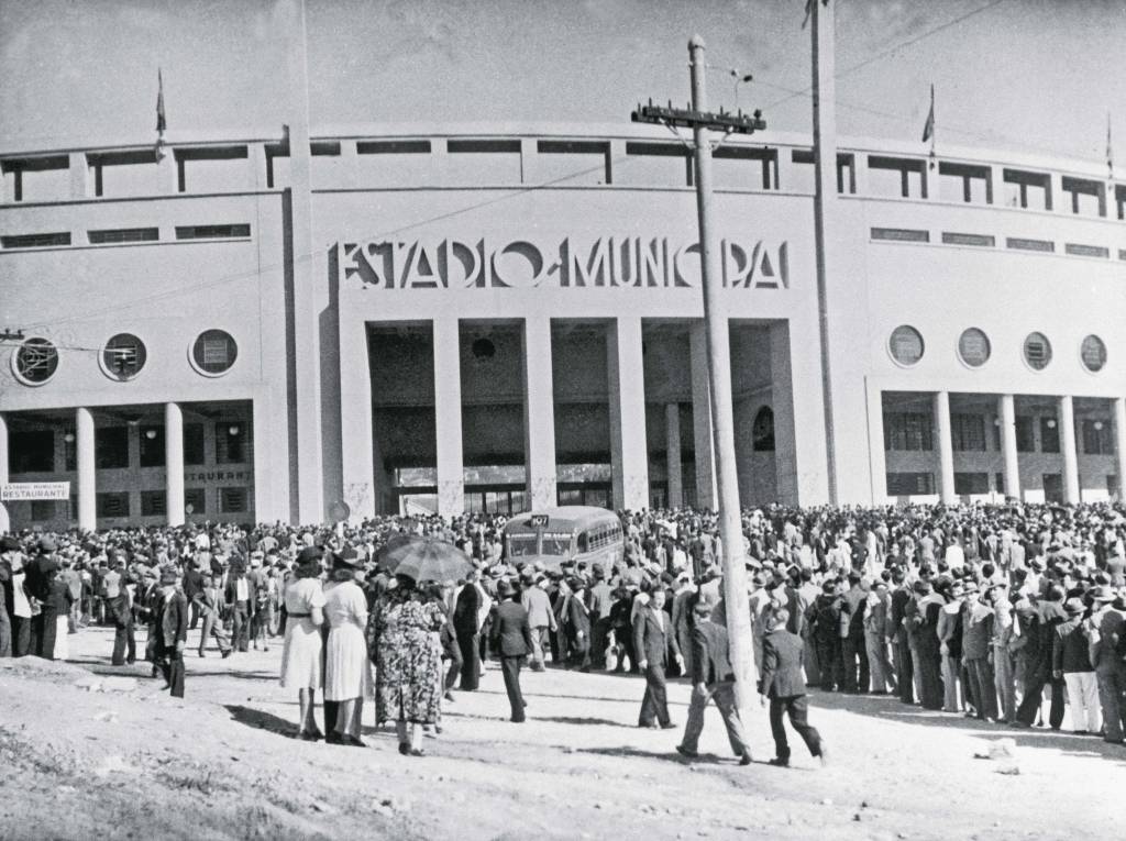 Multidão no portão principal do Pacaembu, no dia da inauguração do Estádio..jpg Multidão no portão principal do Pacaembu, no dia da inauguração do Estádio..jpg