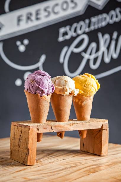 Sorvetes de mirtilo com doce de limão- siciliano, crocante de macadâmia e de manga Sorvetes de mirtilo com doce de limão- siciliano, crocante de macadâmia e de manga