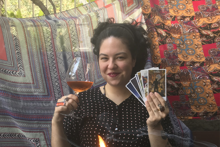 Taróloga indica vinho para cliente de acordo com a leitura das cartas