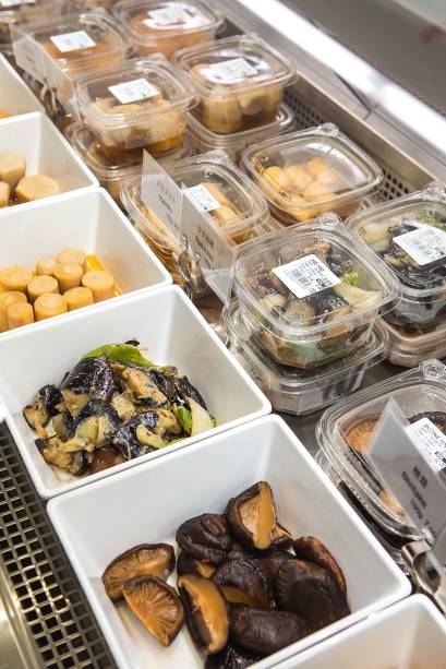 Legumes e cogumelos cozidos no dashi: vendidos por peso Legumes e cogumelos cozidos no dashi: vendidos por peso