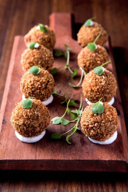 Bolinho de costela: servido sobre creme de alho