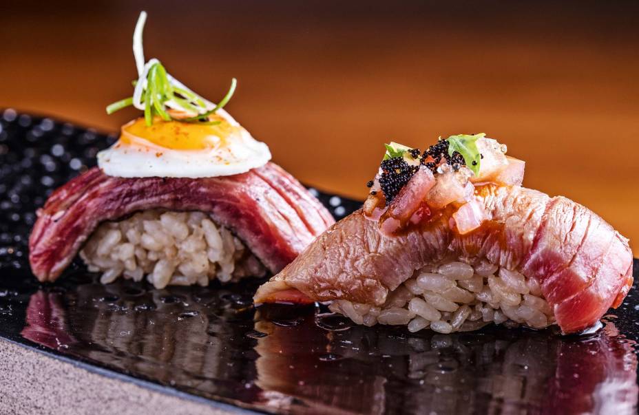 <span>Sushis de atum e de carne de wagyu: arroz escuro pelo uso de vinagre envelhecido</span> <span>Sushis de atum e de carne de wagyu: arroz escuro pelo uso de vinagre envelhecido</span>