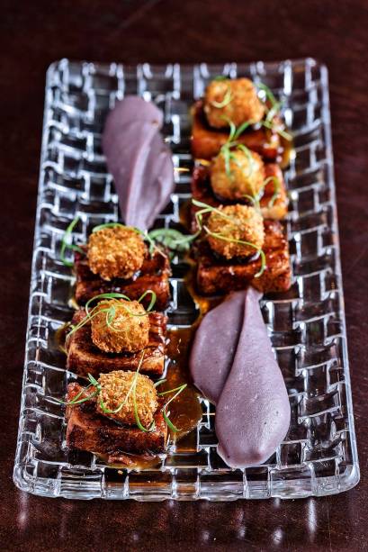 Pancetta: com bolinho de bacalhau e purê de couve-flor Pancetta: com bolinho de bacalhau e purê de couve-flor