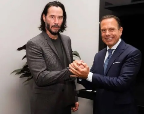 Série de Keanu Reeves altera funcionamento ônibus em SP