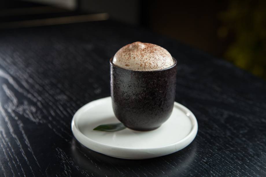 <span>Capuccino de sobremesa: feito com creme de missô com noz- pecã caramelada e sorvete de baunilha</span>