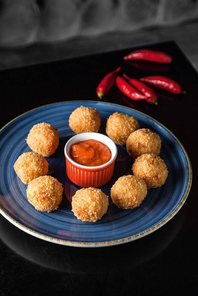 Bolinhos de risoto: recheio de parmesão e mussarela Bolinhos de risoto: recheio de parmesão e mussarela