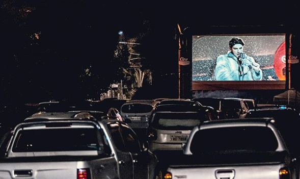 Cinema drive-in tem sessões gratuitas de filmes nostálgicos no Pacaembu