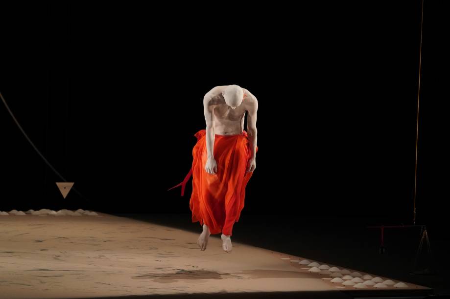 Sankai Juku - Arc — Chemin de Jour Sankai Juku - Arc — Chemin de Jour