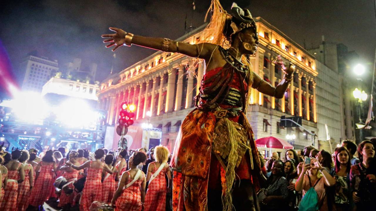 Imagem mostra multidão na rua