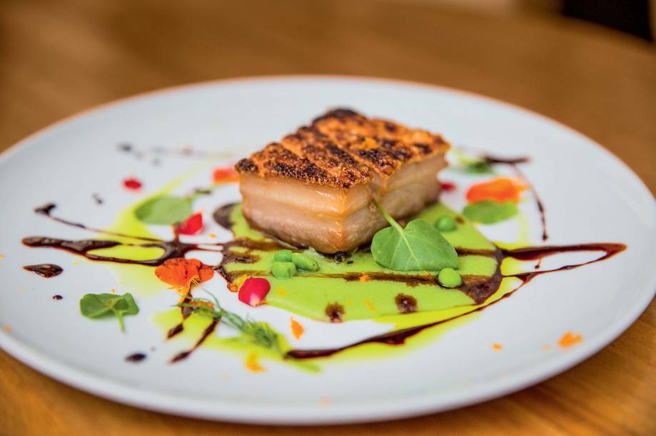 Pancetta de porco assada com purê de ervilhas Pancetta de porco assada com purê de ervilhas