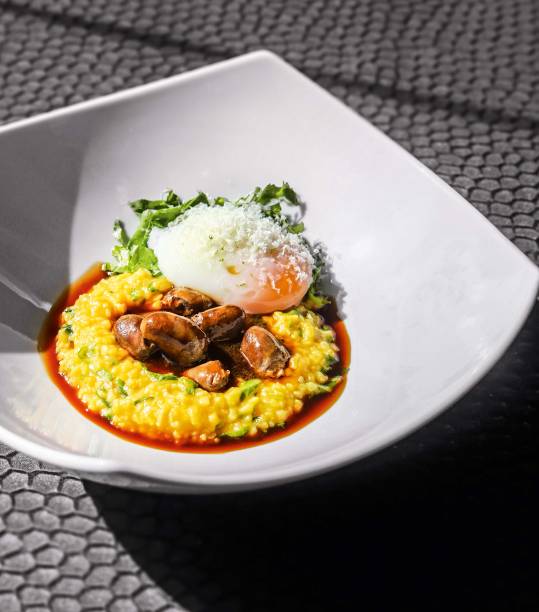 Corações de frango: servidos com polenta cremosa, ovo perfeito, rúcula e queijo pecorino Corações de frango: servidos com polenta cremosa, ovo perfeito, rúcula e queijo pecorino