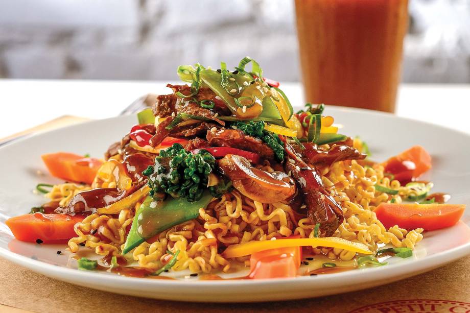 Macarrão, alcatra, legumes e cogumelos ao molho oriental Macarrão, alcatra, legumes e cogumelos ao molho oriental