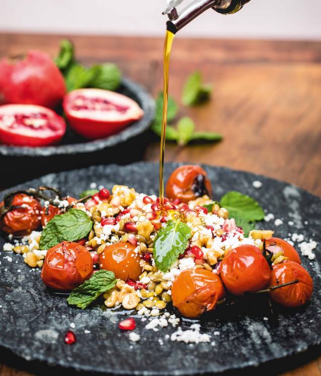 Salada de lentilha, grãos de romã, tomatinho e queijo feta: entrada no Fotiá Salada de lentilha, grãos de romã, tomatinho e queijo feta: entrada no Fotiá