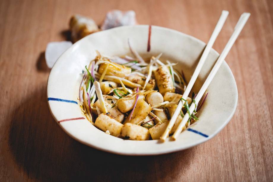 Topoki: misture com os pauzinhos todos os itens do acepipe Topoki: misture com os pauzinhos todos os itens do acepipe