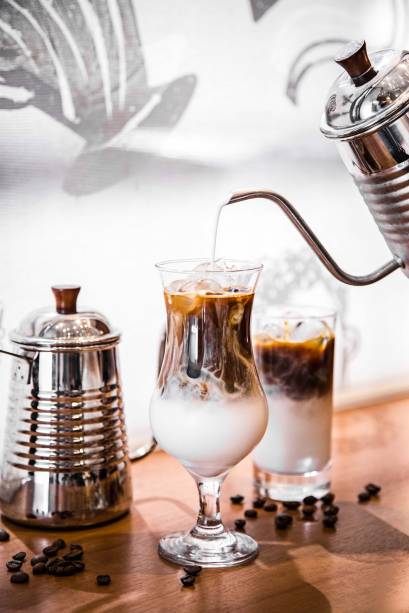 Latte frio: com pedras de gelo Latte frio: com pedras de gelo