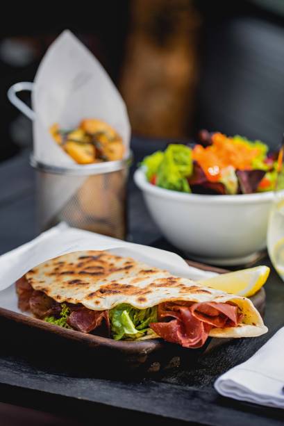 Piadina: sanduíche fino com recheios como bresaola Piadina: sanduíche fino com recheios como bresaola