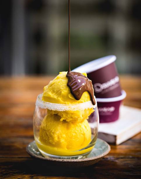 Sorvete de manga: pode levar calda de chocolate Sorvete de manga: pode levar calda de chocolate