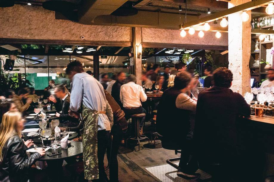 O salão, por volta das 21h: cheio de badalação O salão, por volta das 21h: cheio de badalação