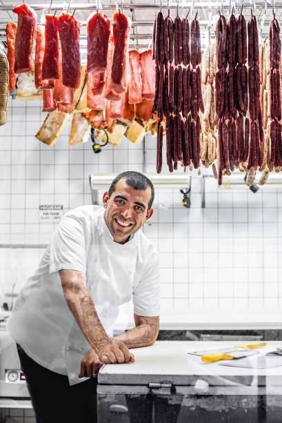 No açougue acoplado, Rueda faz os próprios embutidos No açougue acoplado, Rueda faz os próprios embutidos