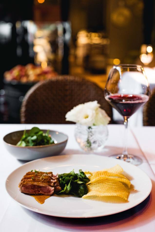 Clássico servido no Chef Rouge: peito de pato ao molho de laranja com brotos de agrião e tela de batata Clássico servido no Chef Rouge: peito de pato ao molho de laranja com brotos de agrião e tela de batata