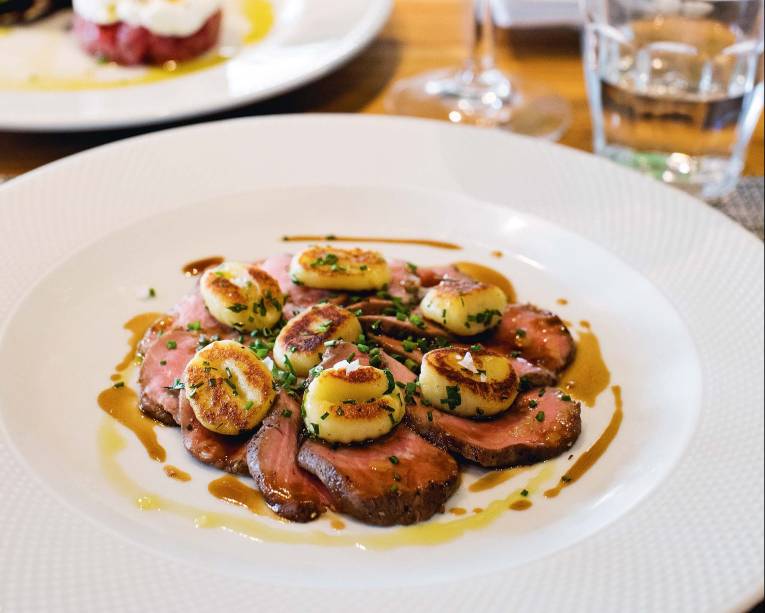 Tagliata de filé-mignon com nhoque: parte do menu executivo Tagliata de filé-mignon com nhoque: parte do menu executivo