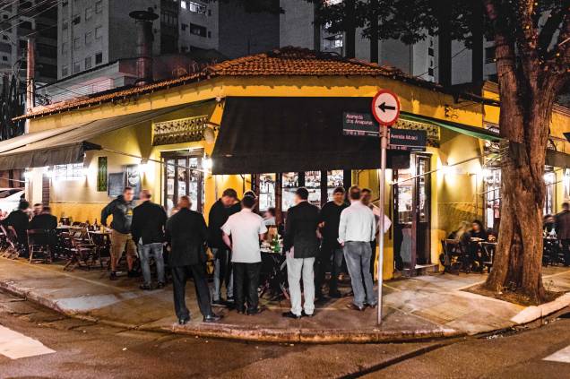 Casa de Moema aberta há mais de três décadas: público adora beber na calçada Casa de Moema aberta há mais de três décadas: público adora beber na calçada
