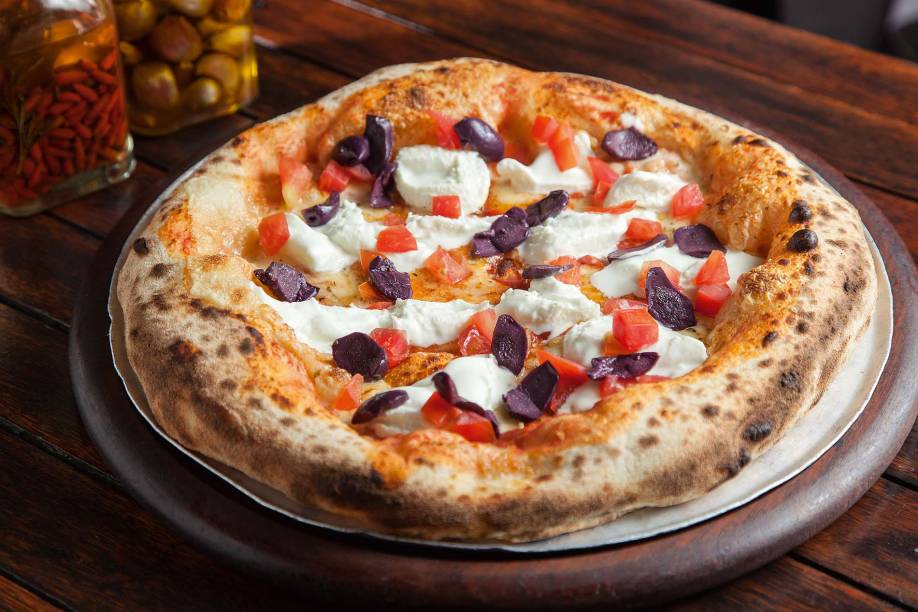 Barra speciale: cobertura de mussarela, burrata, tomate e lascas de azeitonas pretas Barra speciale: cobertura de mussarela, burrata, tomate e lascas de azeitonas pretas