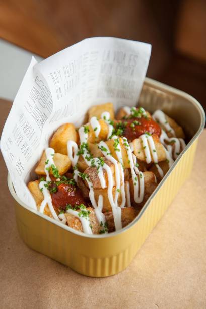 Batatas bravas: servida no pote de metal