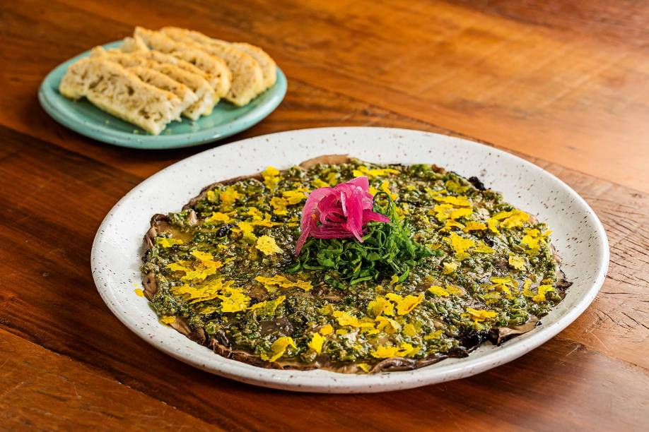 Carpaccio de cogumelo portobello: com molho de ervas e parmesão de tremoço Carpaccio de cogumelo portobello: com molho de ervas e parmesão de tremoço