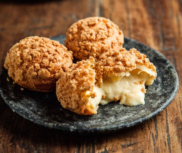 Choux à la creme: carolina recheada de creme de baunilha